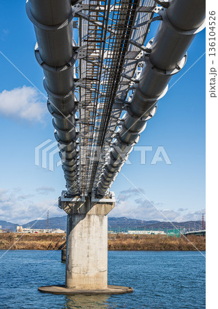 淀川に架かる水管橋　枚方市側からの景観 136104526