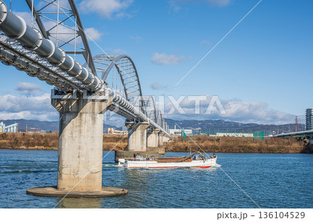 淀川に架かる水管橋　遡上する砂利採取船　枚方市側からの景観 136104529