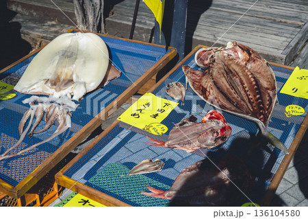 干物の露店販売 大きな魚の干物とイカ 天日干しの海産物 干物の露店販売 大きな魚の干物とイカ 天日干しの海産物 136104580