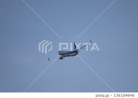 離陸して上昇する飛行機 136104646