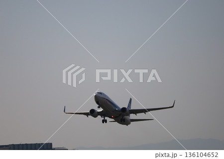 沖縄に向けて熊本から離陸する飛行機 沖縄に向けて熊本から離陸する飛行機 136104652