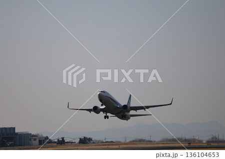 滑走路を離れた飛行機 滑走路を離れた飛行機 136104653