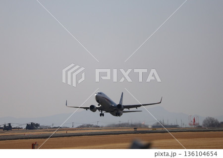 青空に向け飛び立つ飛行機の風景 136104654