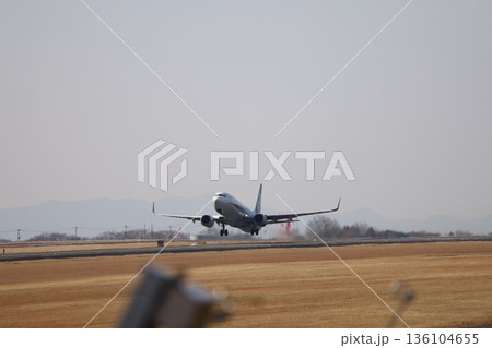 離陸して車輪を格納する飛行機 136104655