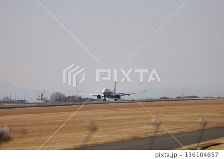 飛行場と飛び立つ飛行機 飛行場と飛び立つ飛行機 136104657