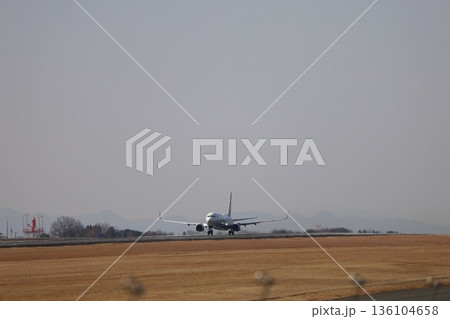 離陸する飛行機の風景 136104658