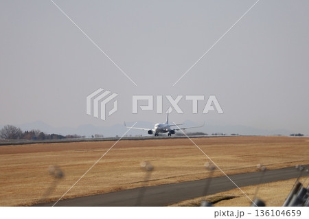 沖縄の那覇空港に向けて熊本空港を離陸する旅客機 沖縄の那覇空港に向けて熊本空港を離陸する旅客機 136104659