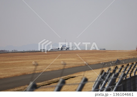 離陸する飛行機 136104661