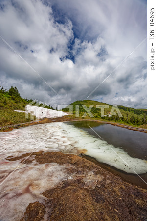 残雪の駒ノ大池と会津駒ヶ岳山頂 残雪の駒ノ大池と会津駒ヶ岳山頂 136104695