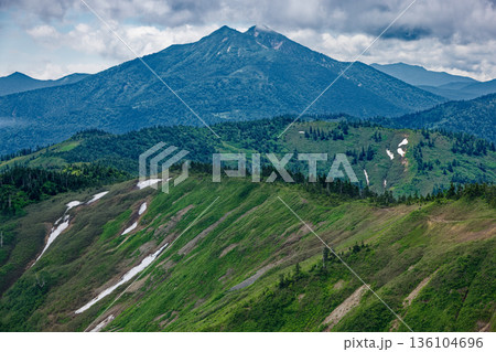 会津駒ヶ岳・大津岐峠間の登山道から見る燧ヶ岳 136104696