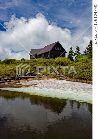 残雪の会津駒ヶ岳・駒の池と駒の小屋 136104740