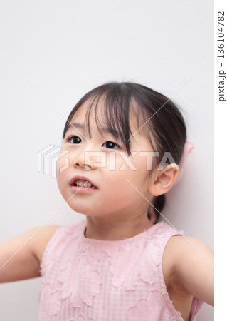 4歳女の子の上半身 (白バック 無背景) 136104782