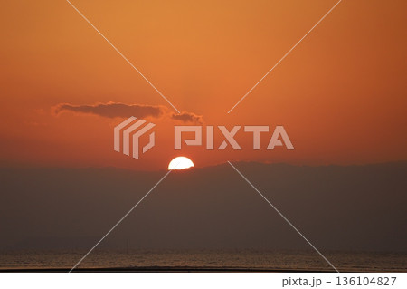 島原湾に沈む夕日 島原湾に沈む夕日 136104827