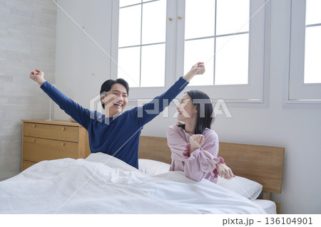 起床したベッドの上の夫婦 136104901