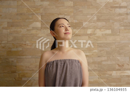 サウナをする女性 136104935