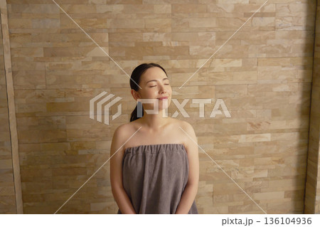 サウナをする女性 136104936
