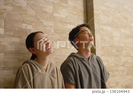 サウナをする若いカップル サウナをする若いカップル 136104943