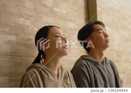 サウナをする若いカップル サウナをする若いカップル 136104944