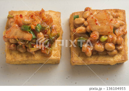 厚揚げのキムチ納豆のせ 136104955