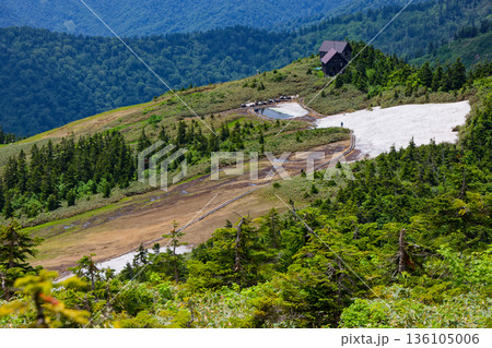 会津駒ヶ岳山頂直下から見る駒の小屋と駒ノ大池 会津駒ヶ岳山頂直下から見る駒の小屋と駒ノ大池 136105006
