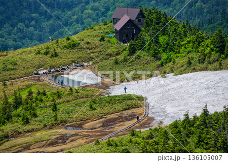 会津駒ヶ岳山頂直下から見る駒の小屋と駒ノ大池 会津駒ヶ岳山頂直下から見る駒の小屋と駒ノ大池 136105007