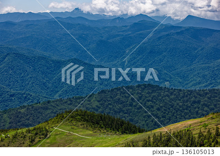 会津駒ヶ岳から見る桧枝岐への登山道と日光白根山 136105013