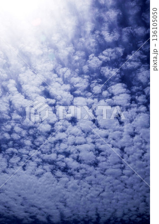 春3月青空に浮かぶうろこ雲の光景、急な雨や天候の下り坂のサイン 春3月青空に浮かぶうろこ雲の光景、急な雨や天候の下り坂のサイン 136105050