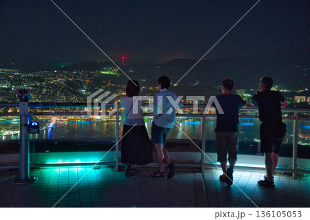 夜景に見入る人々　　稲佐山　長崎 136105053
