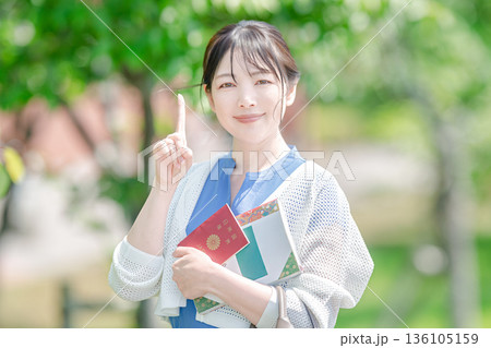 指差す綺麗な女性 136105159