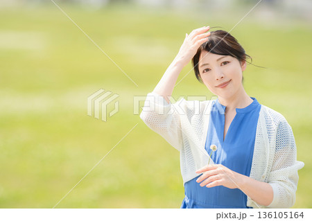 芝生と花と女性 芝生と花と女性 136105164