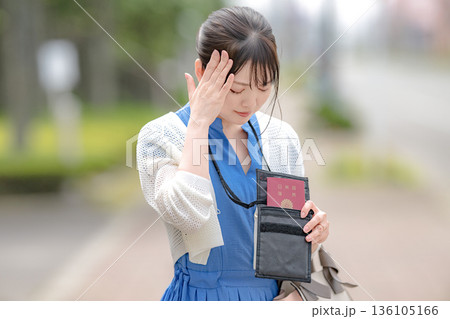 頭を抱える女性 頭を抱える女性 136105166