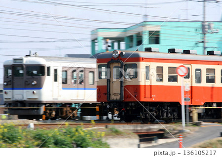 山陽本線と並行する水島臨海鉄道キハ20形（倉敷市⇔三菱自工前） 136105217