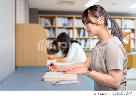 勉強する女性 136105274