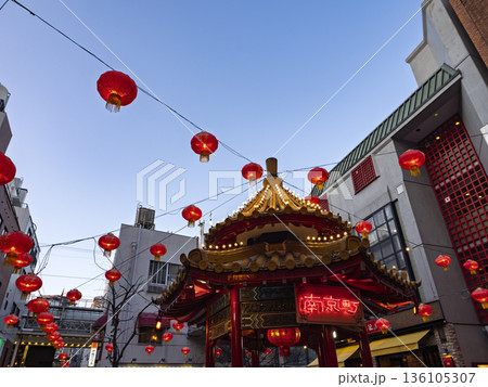 宵闇を彩る神戸南京町の赤提灯 136105307