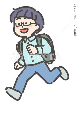 ランドセルを背負って走る小学生の男の子 136105317