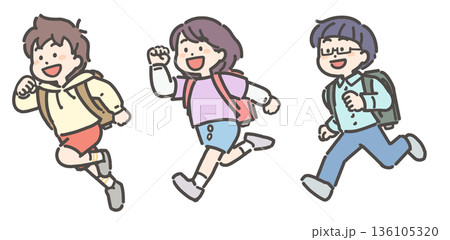 ランドセルを背負って走る小学生の男の子と女の子の子供たち 136105320