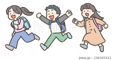 ランドセルを背負って走る小学生の男の子と女の子の子供たち 136105321