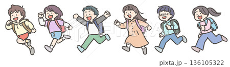 ランドセルを背負って走る小学生の男の子と女の子の子供たち 136105322