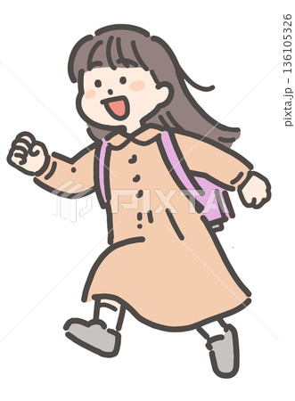 ランドセルを背負って走る小学生の女の子 ランドセルを背負って走る小学生の女の子 136105326