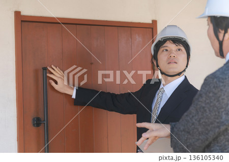 リフォームの打ち合わせをする男性 136105340