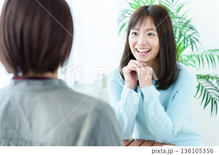 カフェで会話をする女性 カフェで会話をする女性 136105356