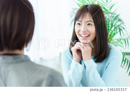 カフェで会話をする女性 136105357