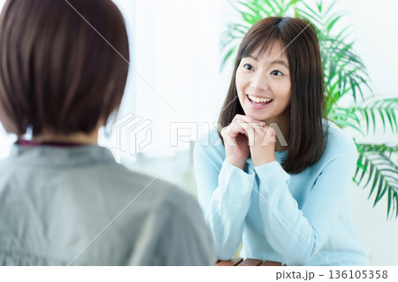 カフェで会話をする女性 136105358