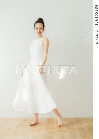 若い女性のビューティーイメージ 136105384