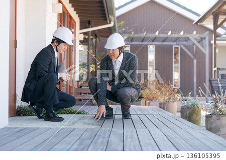 ウッドデッキを点検する男性 136105395