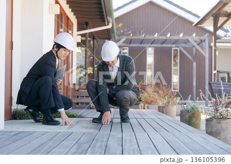 ウッドデッキを点検する男性 136105396
