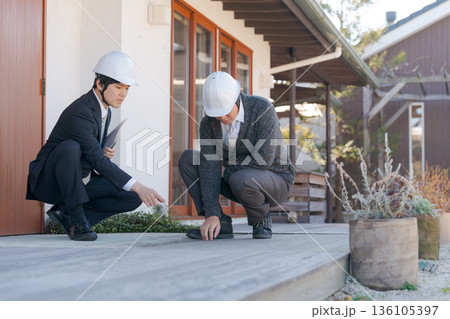 ウッドデッキを点検する男性 136105397