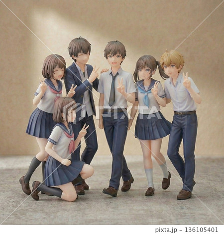 記念撮影する可愛い高校生男女のフィギュア 136105401