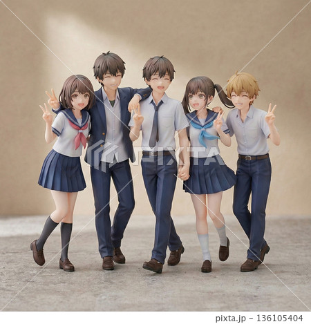 記念撮影する可愛い高校生男女のフィギュア 136105404