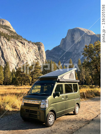 山の中の道路に停まる軽キャンピングカー　イメージ 136105598